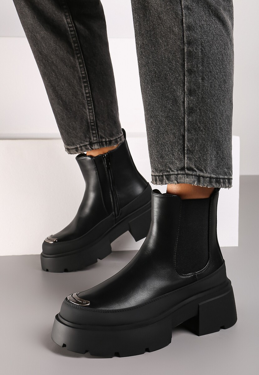 Czarne Botki na Platformie Wykończone Elastyczną Cholewką i Metaliczną Ozdobą Terilise