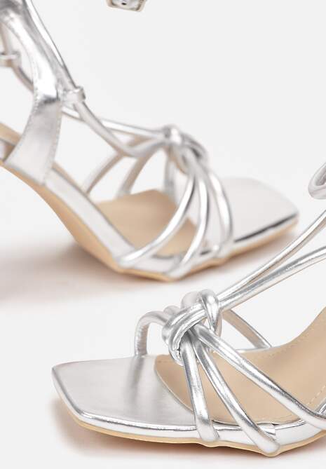 Srebrne Sandały z Kwadratowym Noskiem i Supełkiem na Słupku Shecin
