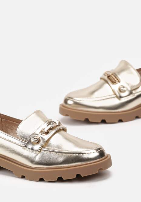 Złote Mokasyny na Płaskim Obcasie Ozdobione Przeszyciami i Metaliczną Klamrą Lockira