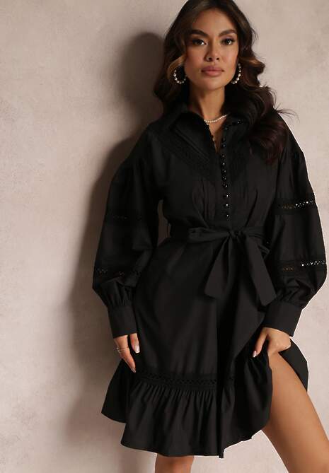 Czarna Koszulowa Sukienka z Perłowymi Guzikami i Koronkowymi Wstawkami Shyanne