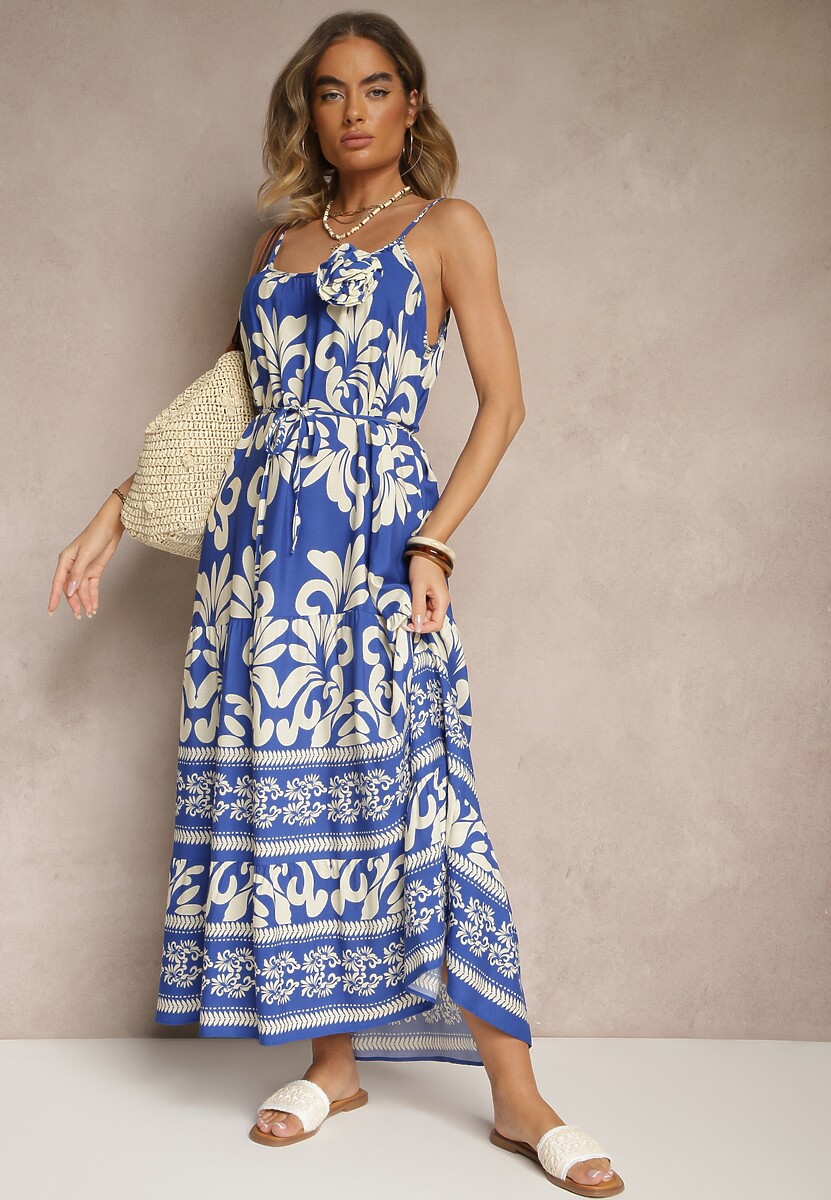 Niebieska Rozkloszowana Sukienka z Wiskozy Zdobiona Broszką i Wiązaniem Marionela