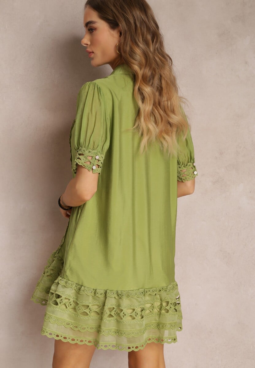 Zielona Sukienka Koszulowa z Ażurową Koronką i Ozdobnymi Guzikami Demeta