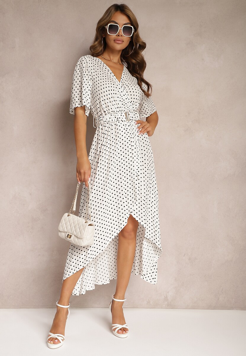 Biała Kopertowa Sukienka o Asymetrycznym Wykończeniu z Ozdobnym Paskiem z Klamrą Eslefia