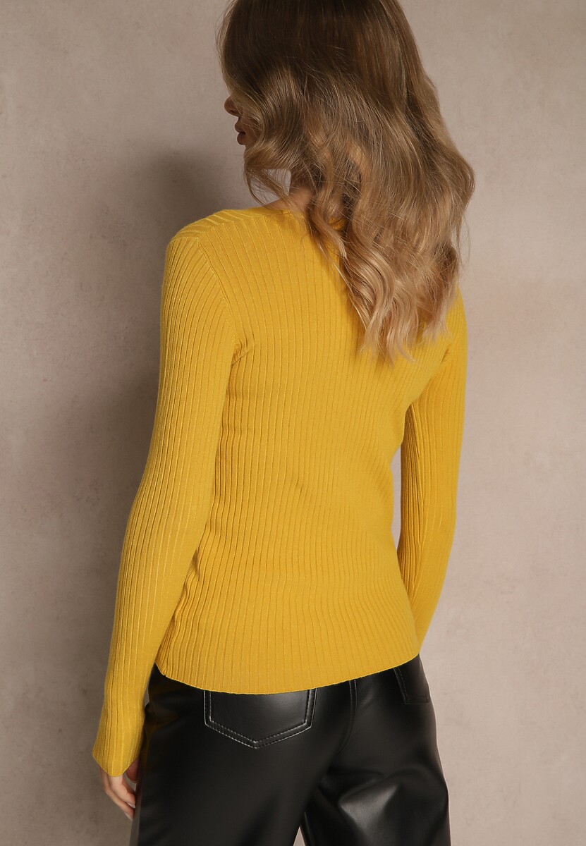 Żółty Sweter z Dzianiny w Prążki z Dekoltem w Serek i Aplikacjami Rallenia