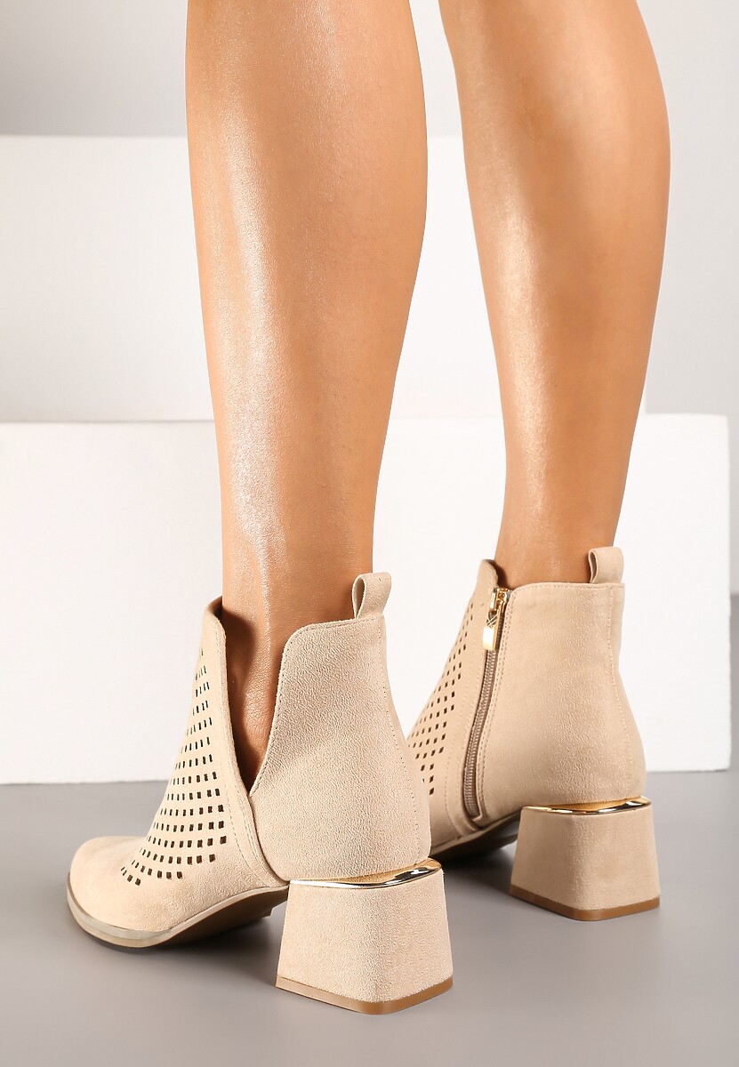 Beżowe Botki Vices z Ekozamszu z Ozdobnymi Wycięciami na Słupku z Metalicznym Detalem Naetha