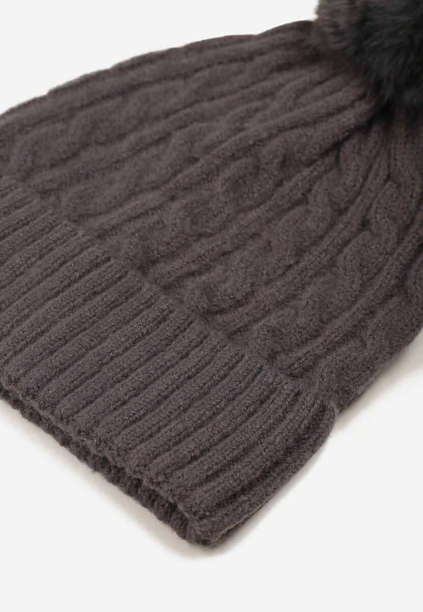 Szara Czapka z Pomponem Zdobiona Warkoczowym Splotem Vetizare