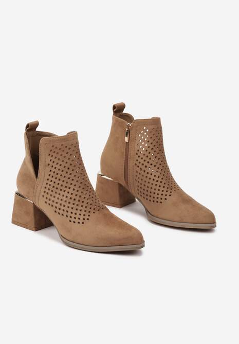 Ciemnobeżowe Botki Vices z Ekozamszu z Ozdobnymi Wycięciami na Słupku z Metalicznym Detalem Naetha