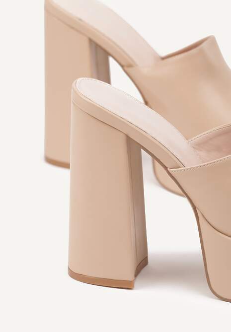 Beżowe Klapki na Słupku i Platformie Ozdobione Kwadratowym Noskiem Silarra