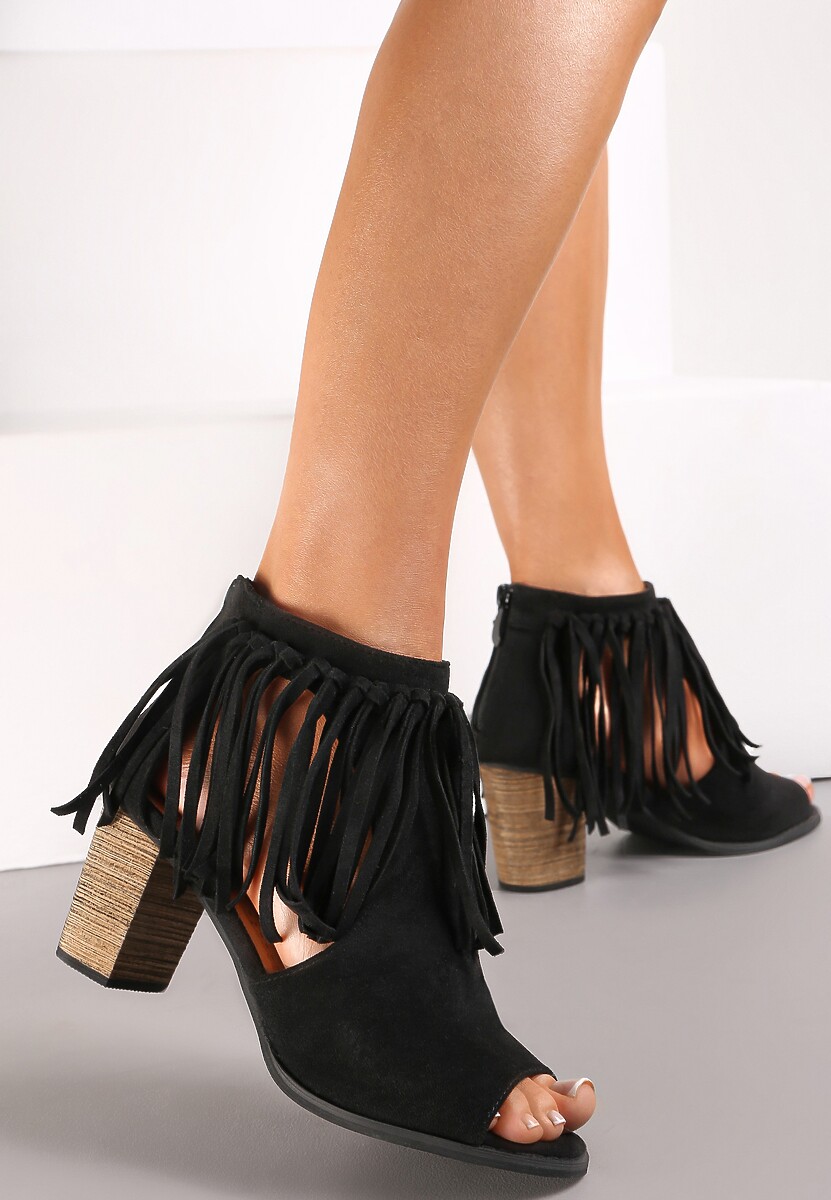 Czarne Botki na Słupku z Frędzlami i Wycięciami Vadyth