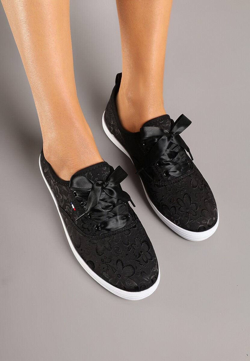Czarne Tenisówki Wiązane Wstążką Zdobione Tłoczeniem w Kwiaty Palesiela