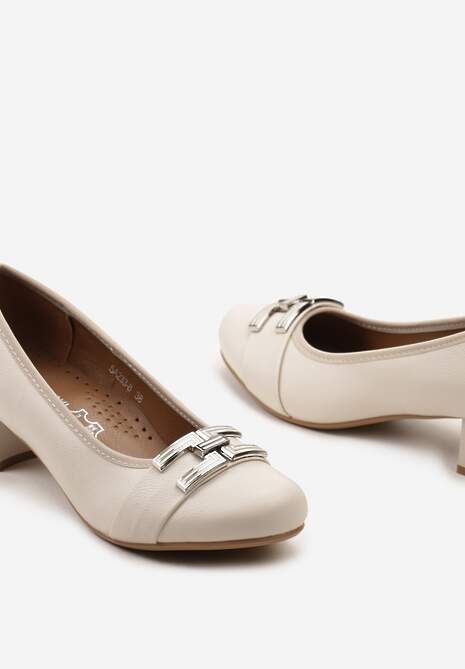 Białe Czółenka na Słupku z Metalową Aplikacją i Wkładką ze Skóry Naturalnej Risasa