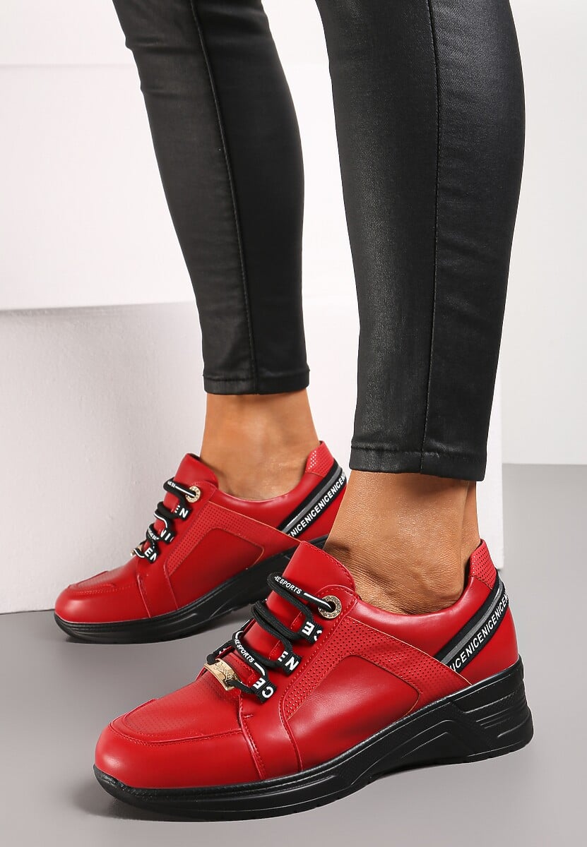 Czerwone Sneakersy ze Skórzaną Wkładką Ozdobione Napisami na Koturnie Dorvalia