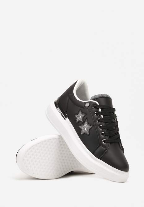 Czarne Sneakersy na Płaskiej Podeszwie Ozdobione Metalicznymi Elementami i Wstawkami Kalelia