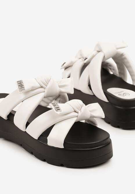 Białe Klapki na Platformie Ozdobione Kokardami i Cyrkoniami Redalline