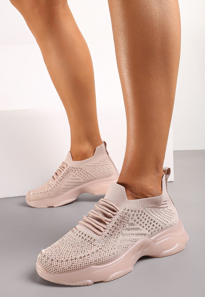 Różowe Sneakersy na Płaskiej Podeszwie Ozdobione Cyrkoniami i Wykończone Perforacją Quilila