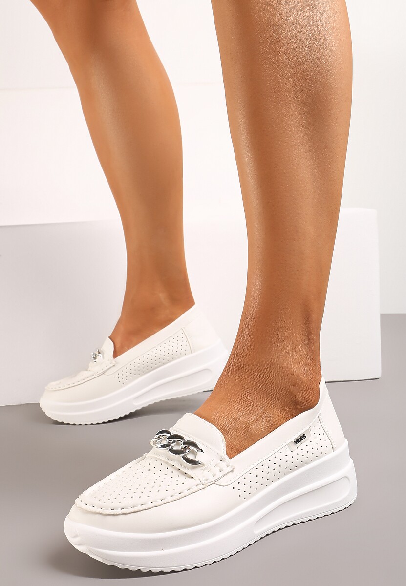 Białe Mokasyny na Platformie Wykończone Perforacją i Łańcuszkiem Tessamarie