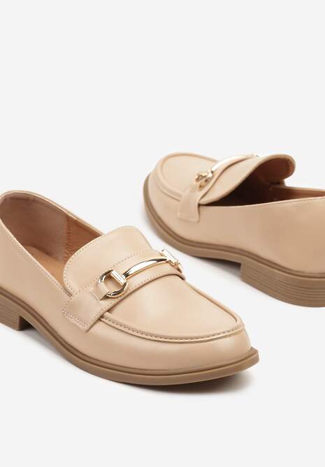 Beżowe Mokasyny w Klasycznym Stylu Zdobione Metaliczną Aplikacją Ralvia