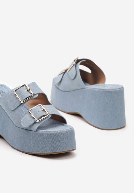 Niebieskie Klapki na Wysokiej Platformie z Koturnem Ozdobione Klamrami Jovinia