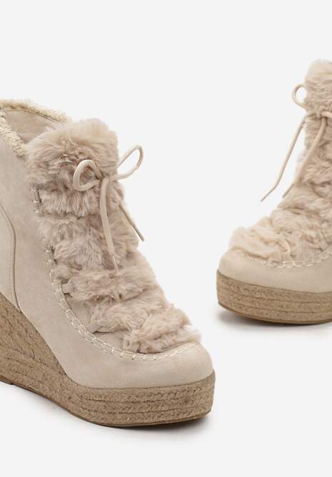 Beżowe Botki z Futerkiem na Koturnie Ozdobionym Plecionką Adamirra