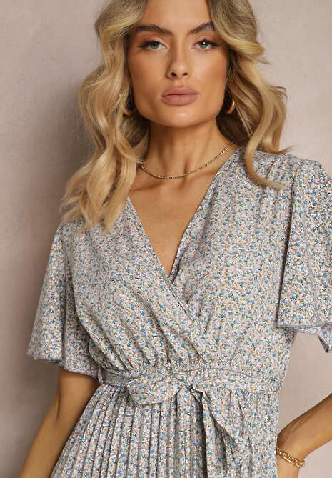 Niebiesko-Beżowa Sukienka o Rozkloszowanym Kroju z Gumką w Talii i Kopertowym Dekoltem z Materiałowym Paskiem Qrissa