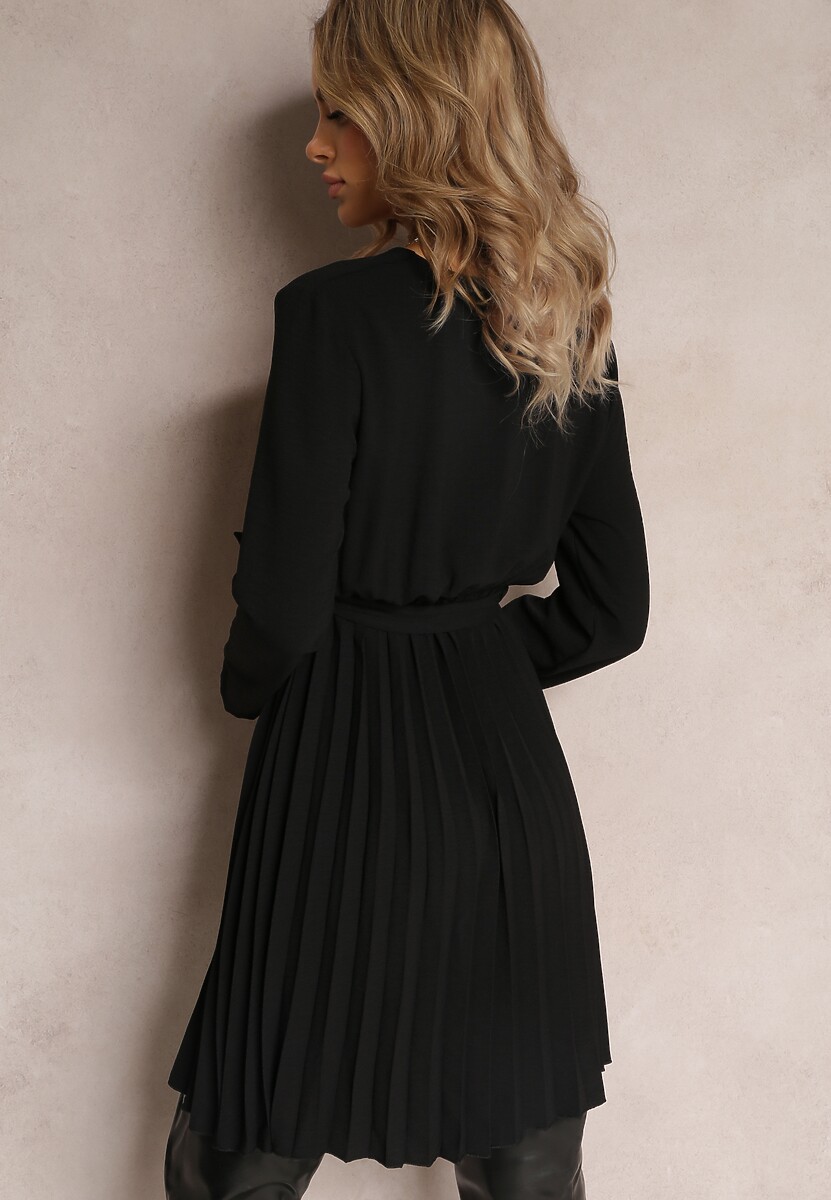 Czarna Sukienka Plisowana z Materiałowym Paskiem Jaresa