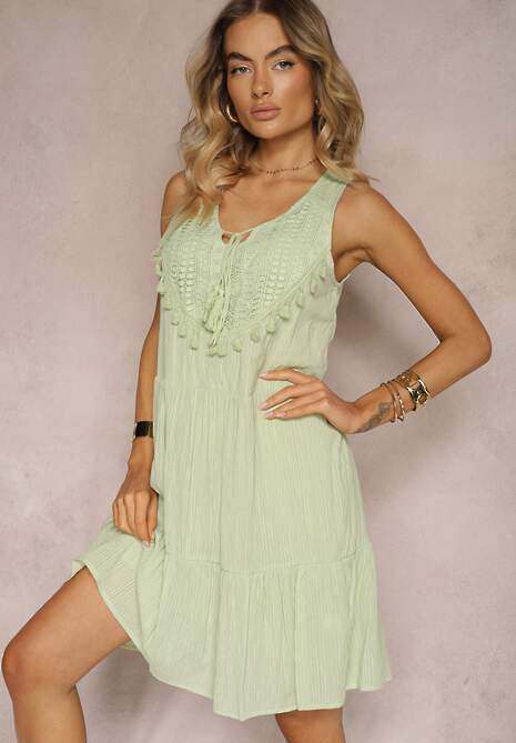 Zielona Sukienka z Koronką przy Dekolcie o Rozkloszowanym Kroju z Gumką w Talii Belorea