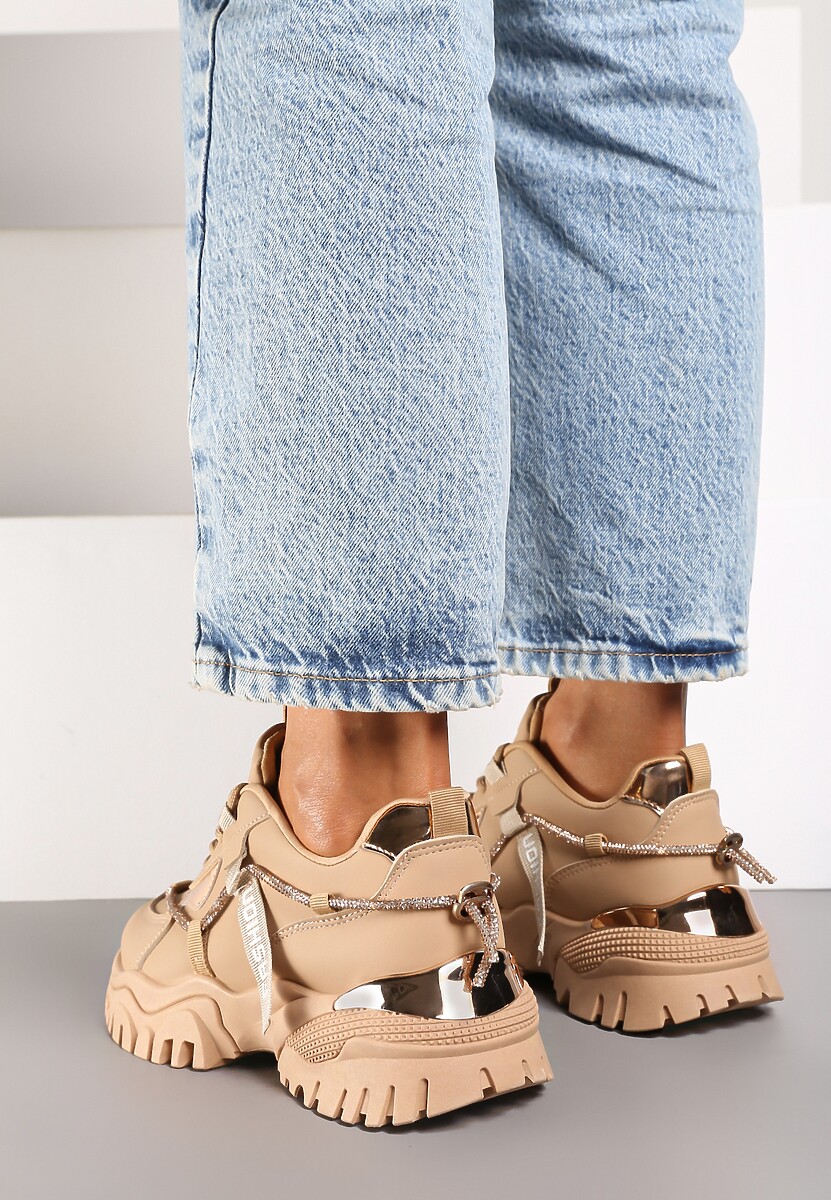 Ciemnobeżowe Sneakersy na Platformie z Tłoczeniem ze Sznurowaniem Ozdobione Napisem i Cyrkoniami Zinura