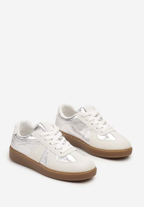 Biało-Srebrne Sneakersy na Płaskiej Podeszwie Ozdobione Metalicznymi Elementami Nevlise