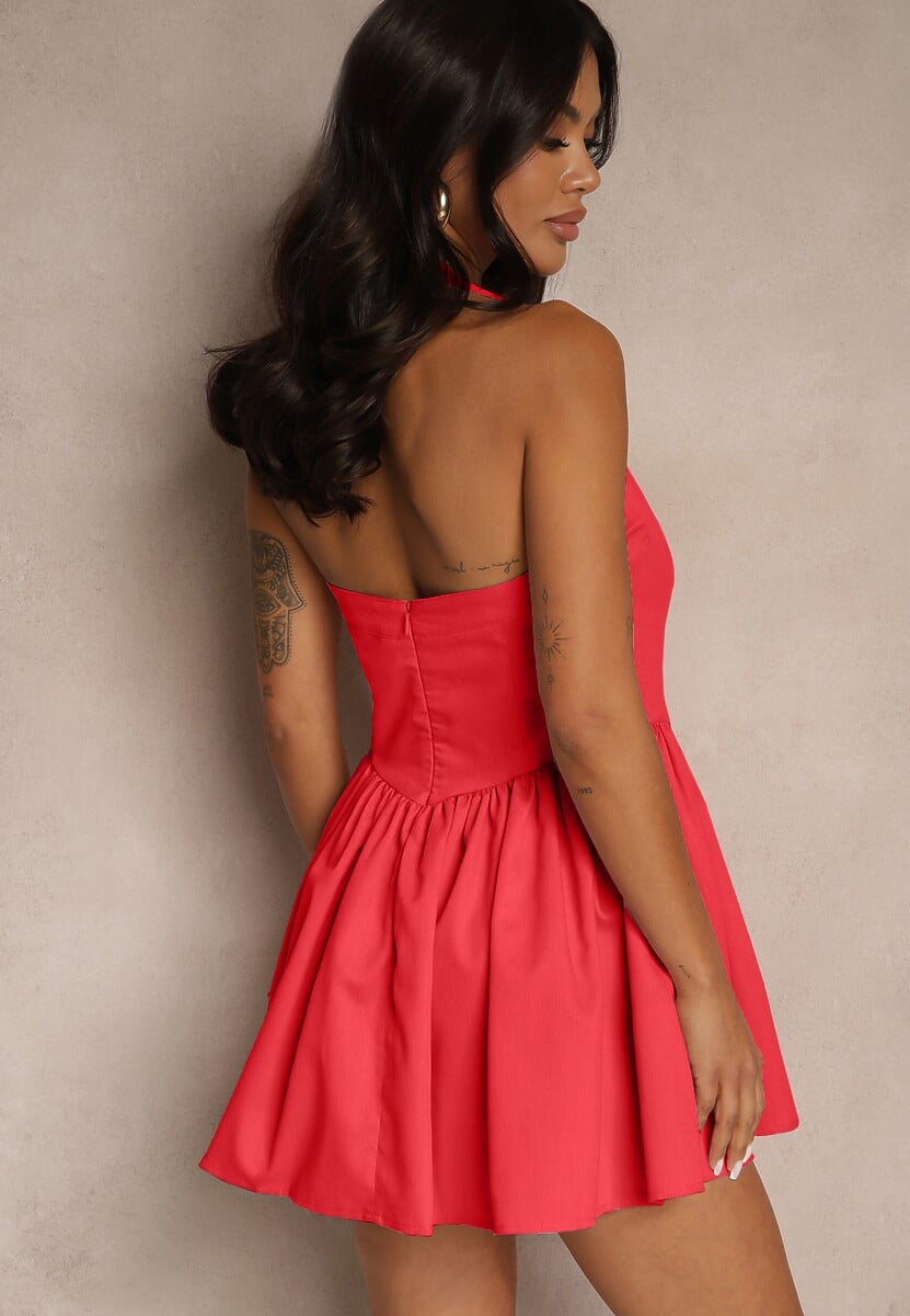 Czerwona Sukienka Vices o Rozkloszowanym Kroju Ozdobiona Paskiem na Szyję Addiana