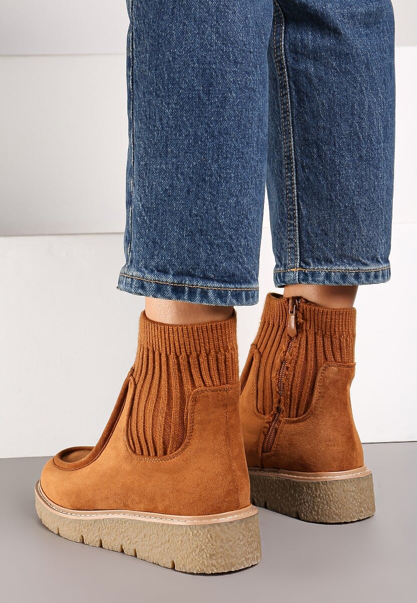 Brązowe Ekozamszowe Botki z Prążkowaną Dopasowaną Cholewką na Niskim Koturnie Manzina