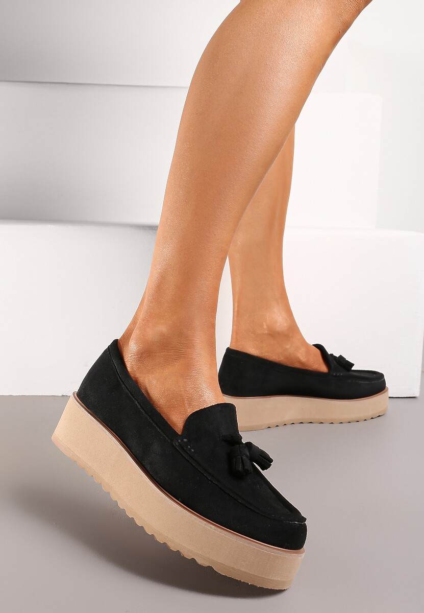 Czarne Półbuty na Niskiej Platformie z Przeszyciami i Ozdobnymi Chwostami Hiela