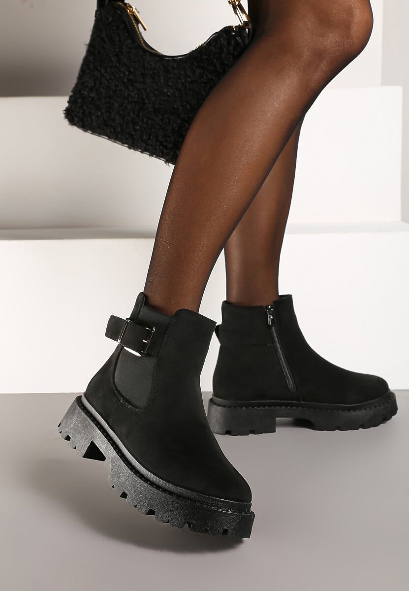 Czarne Botki na Płaskiej Podeszwie z Metaliczną Klamrą Tarlana