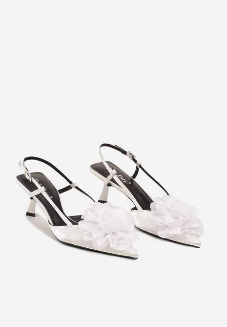 Białe Sandały Kaczuszki Ozdobione Kwiatową Aplikacją 3D Yarivia