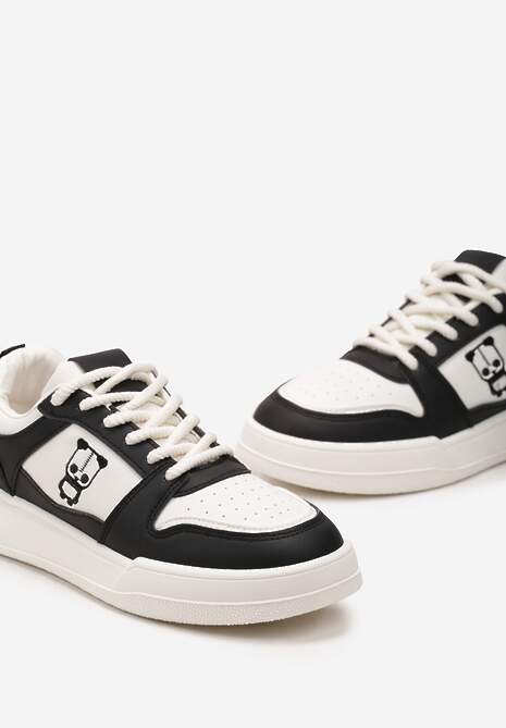 Czarno-Białe Sneakersy z Drobną Perforacją i Małym Nadrukiem Fredomia
