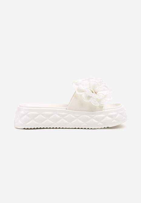 Białe Klapki na Platformie z Pikowaniem i Kwiatową Aplikacją 3D Sananira