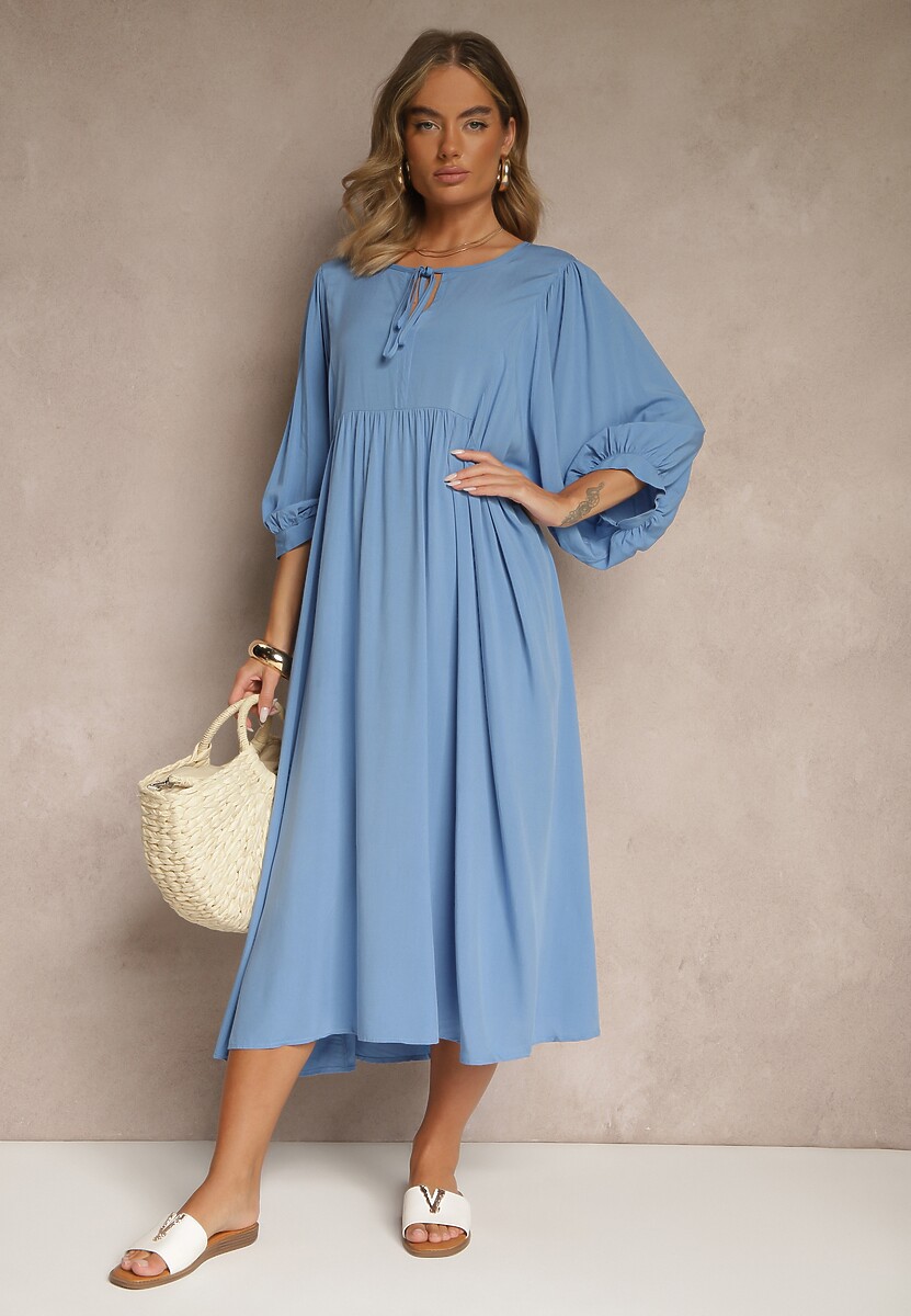 Niebieska Wiskozowa Sukienka o Rozkloszowanym Kroju Wiązana przy Dekolcie Tilvessa