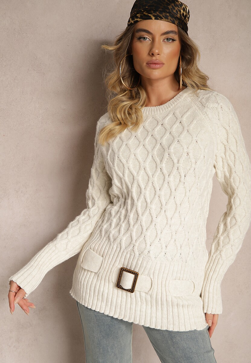 Jasnobeżowy Sweter w Delikatny Splot z Ozdobną Klamrą i Paskiem na Dole Rievea