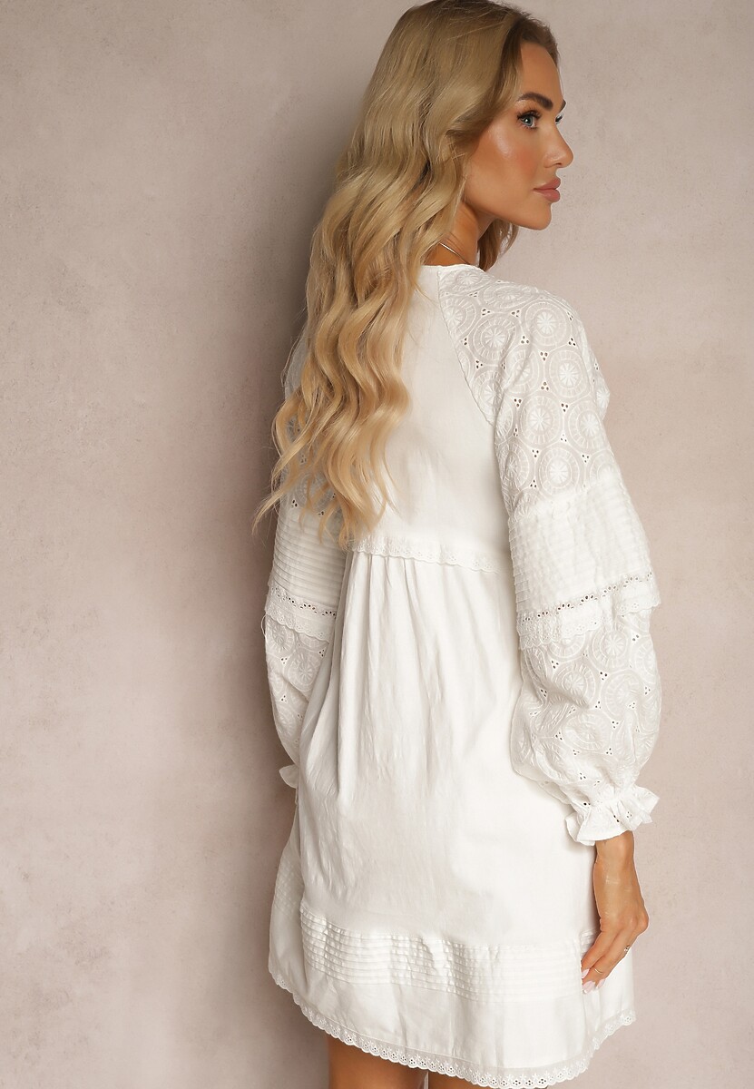 Biała Haftowana Sukienka w Stylu Boho z Bawełny Zdobiona Guzikami Elali