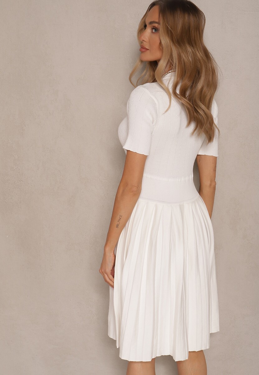 Biała Wiskozowa Sukienka Rozkloszowana Zdobiona Guzikami i Plisami Alulassa