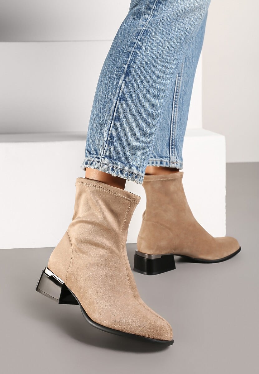 Czarne Botki na Słupku Ozdobione Metalicznym Wykończeniem Irialan