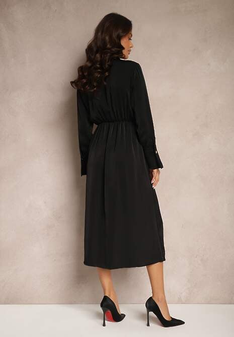 Czarna Satynowa Sukienka Kopertowa z Gumką i Łańcuszkiem w Talii Shaffa