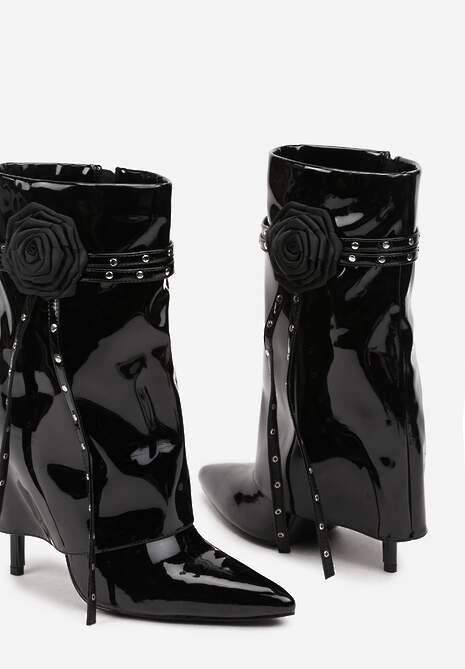 Czarne Lakierowane Botki z Cholewką Imitującą Nogawkę na Szpilce z Ozdobnym Kwiatkiem Lotiala