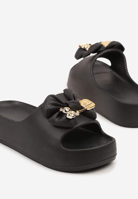 Czarne Klapki z Pianki na Platformie Zdobione Kokardą i Aplikacjami Sopirene