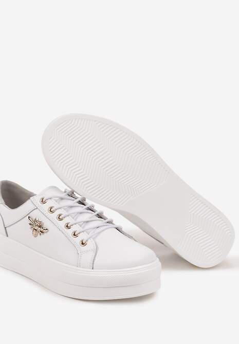 Biało-Złote Skórzane Sneakersy na Grubej Podeszwie z Przeszyciami i Broszką Nirnile