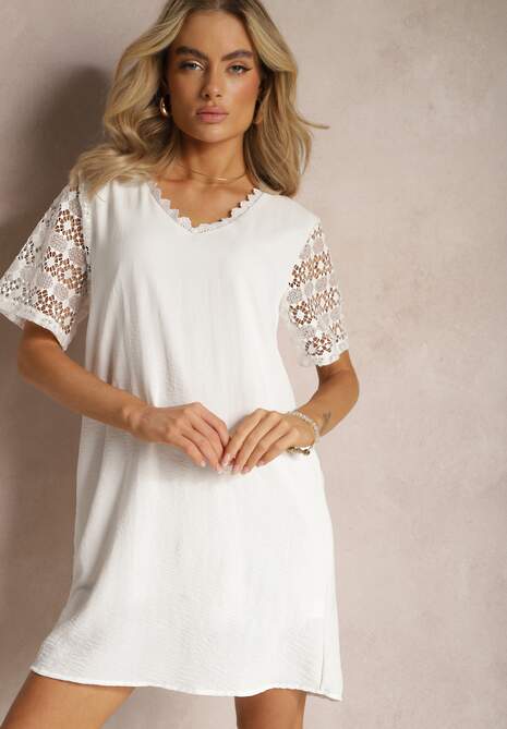 Biała Sukienka Mini o Luźnym Kroju z Bawełny Ozdobiona Koronką Kerilia