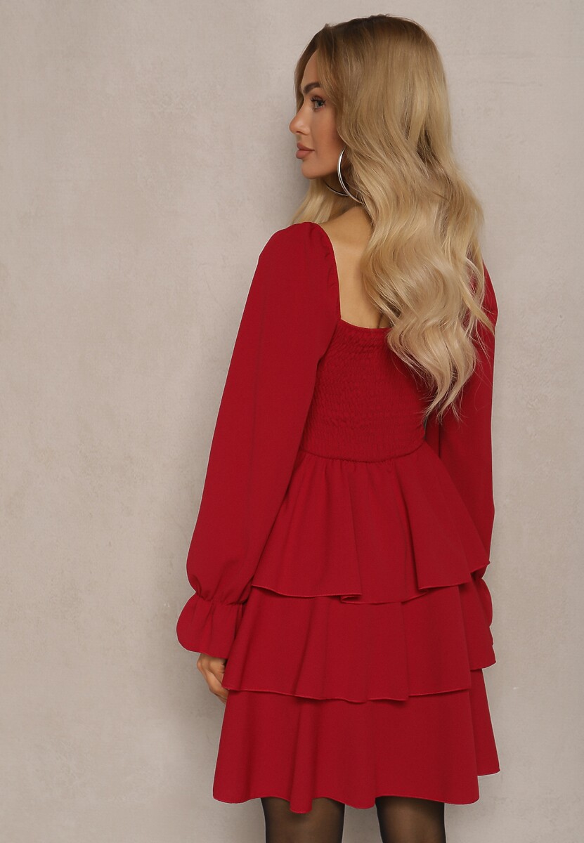 Czerwona Sukienka o Rozkloszowanym Kroju z Falbanami i Bufiastymi Rękawami Semiella