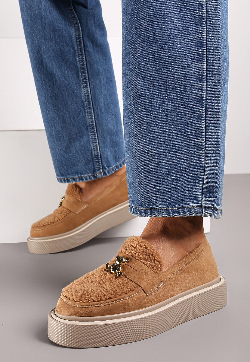Brązowe Mokasyny z Ekozamszu na Niskiej Platformie Zdobione Futerkiem i Metalowym Detalem Malabra
