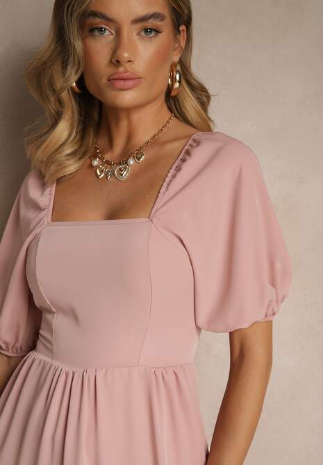 Różowa Sukienka o Rozkloszowanym Kroju Ozdobiona Bufiastymi Rękawami Kolalira