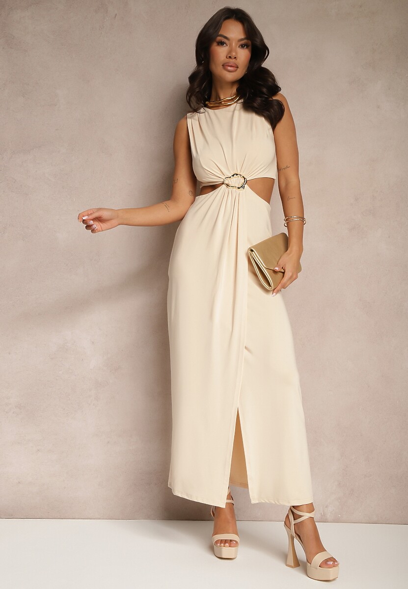 Jasnobeżowa Sukienka z Wiskozą Metalową Ozdobą i Wycięciami po Bokach Odivane