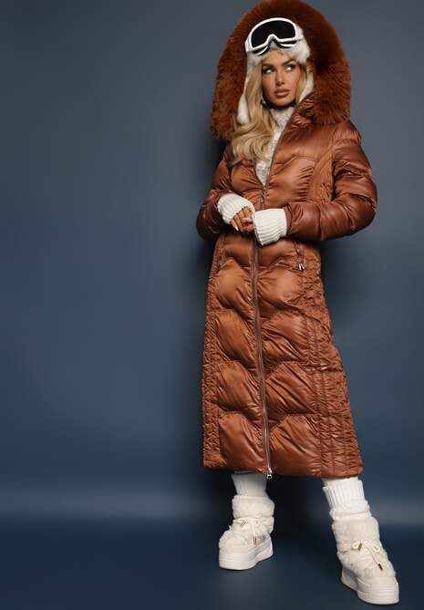 Jasnobrązowa Pikowana Kurtka o Długim Kroju z Kapturem z Futrem z Możliwością Odpięcia Tiennara